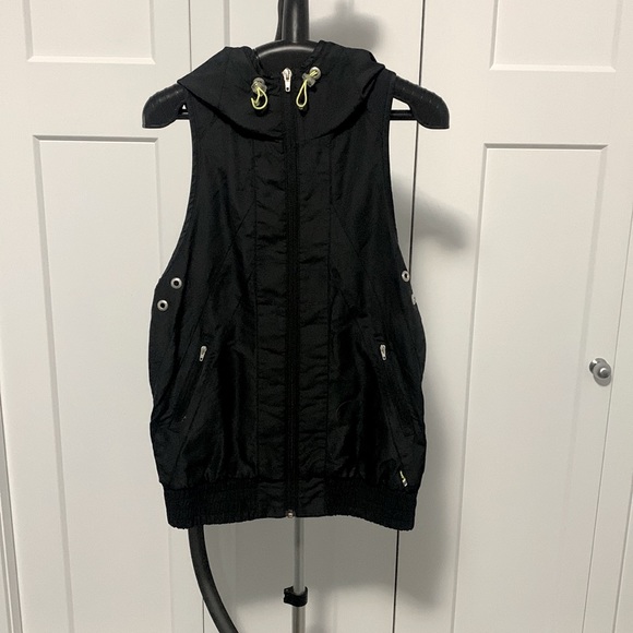 Aritzia zip up vest - Picture 1 of 2